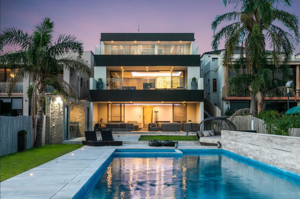 Eastern Suburbs style Waterfront in Blakehurst